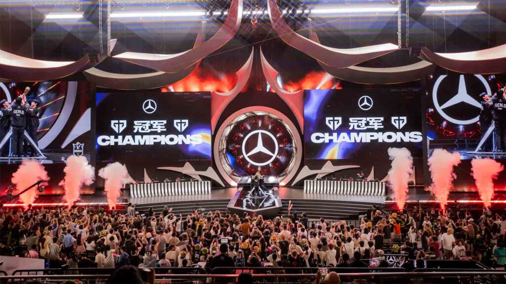LeagueOfLegends MSI2024 GenG Champions TrophyLift